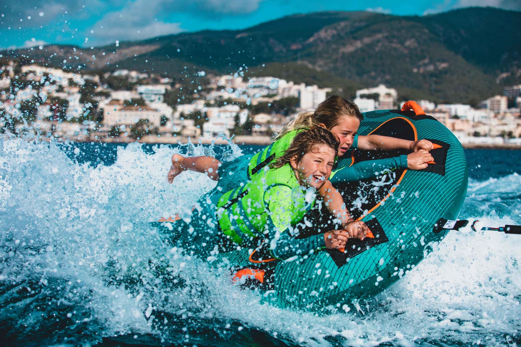 Choosing the right Life Jacket for Children: Neoprene vs. Nylon