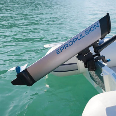 ePropulsion-elite-500-W-lightweight-outboard-motor-on-boat-4