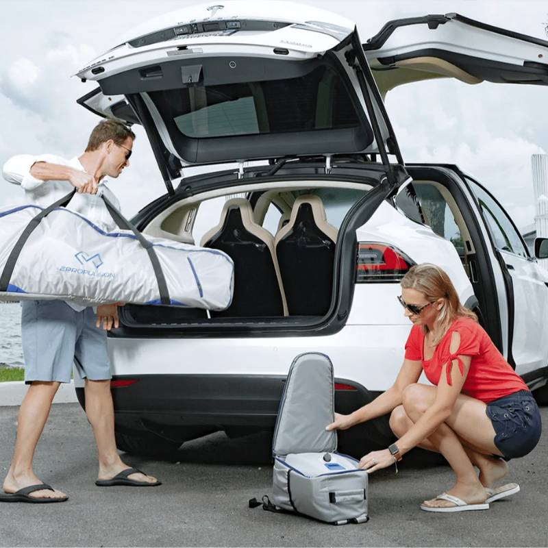 ePropulsion-Spirit-1.0-Plus-Electric-Outboard-Motor-Carry-Bag-couple-loading-car