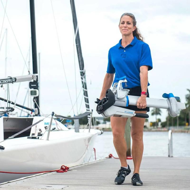 ePropulsion-Spirit-1.0-Plus-Electric-Outboard-Motor-Portability-woman-carrying-motor