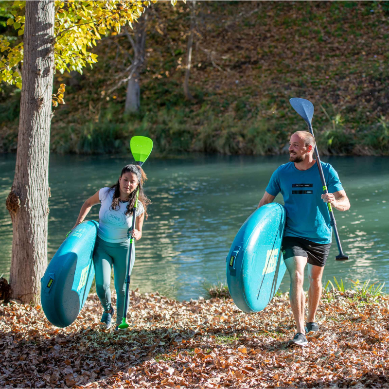 jobe-yarra-inflatable-paddleboard-couple-carrying-sups