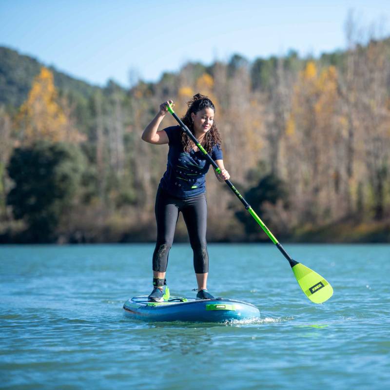 jobe-yarra-inflatable-paddleboard-sup-woman-on-water-1